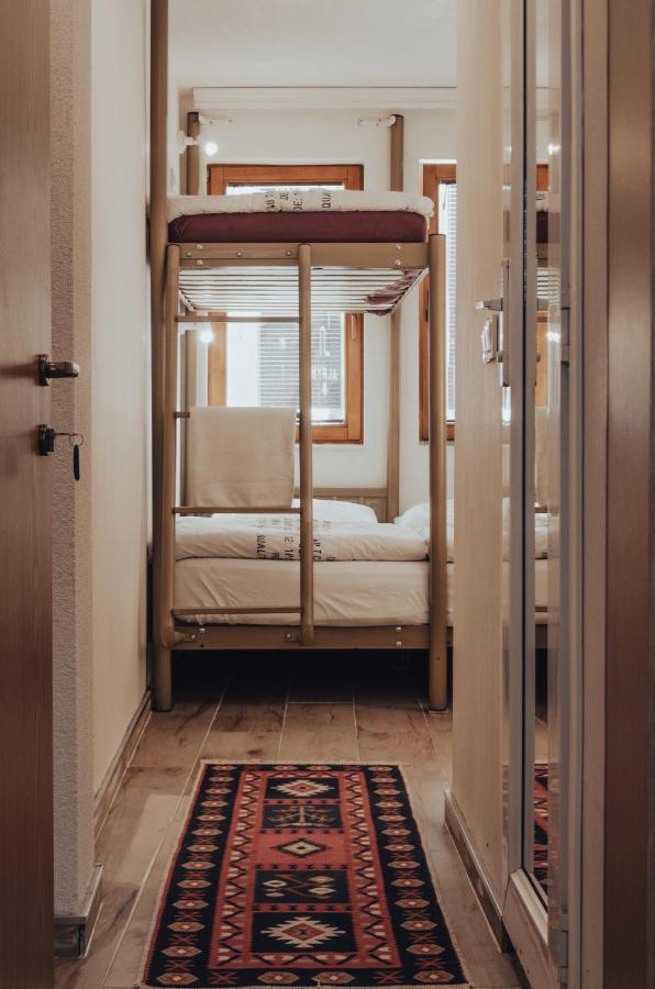 Oda Hostel Prishtine Bagian luar foto