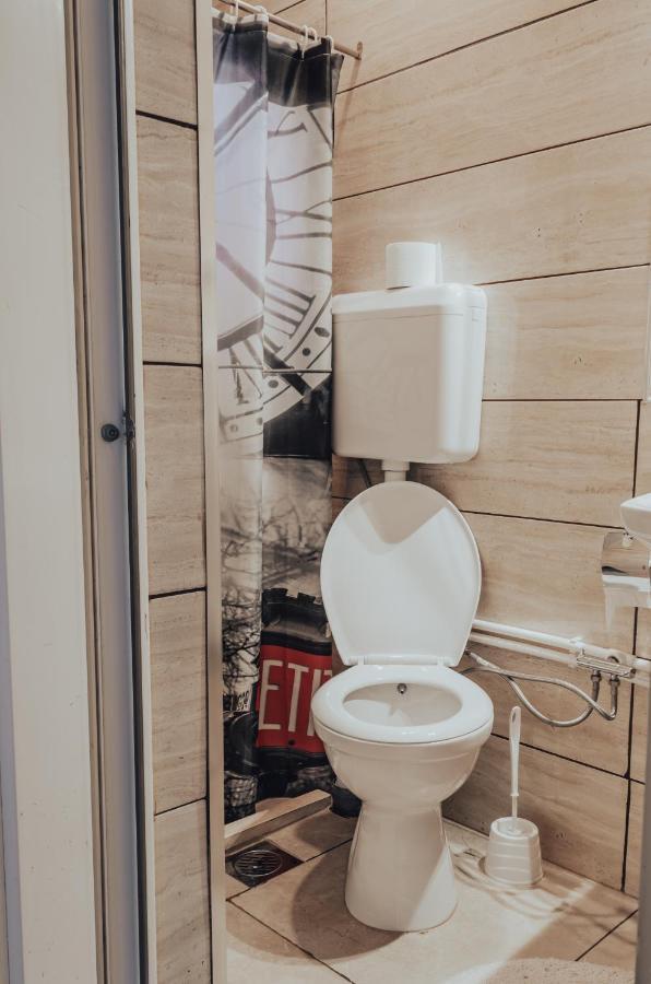 Oda Hostel Prishtine Bagian luar foto