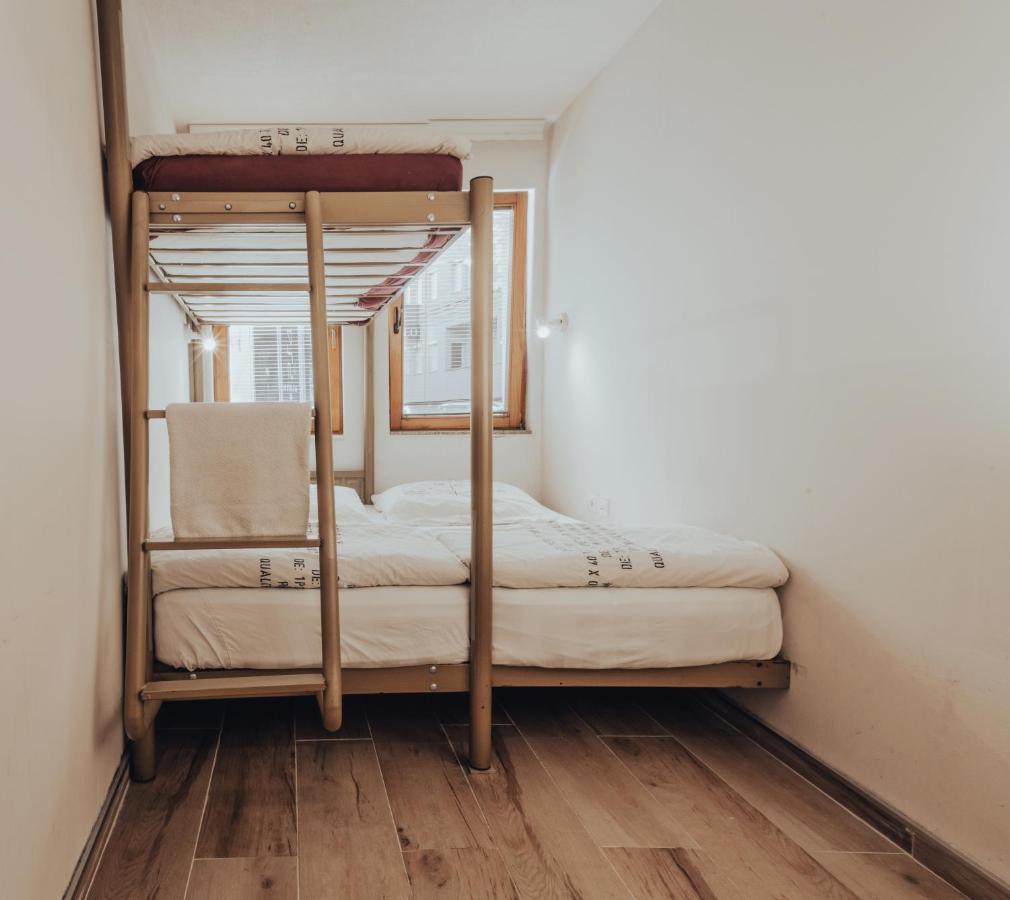 Oda Hostel Prishtine Bagian luar foto