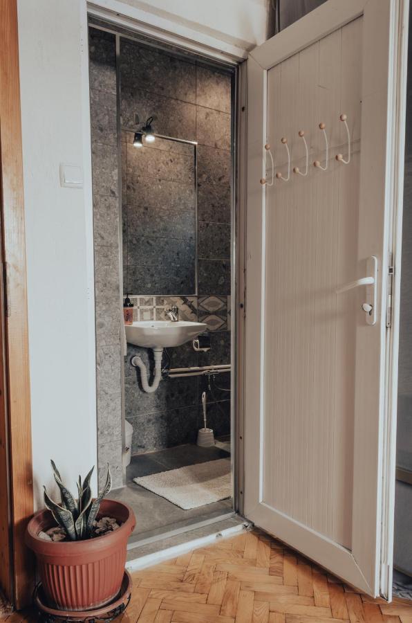 Oda Hostel Prishtine Bagian luar foto