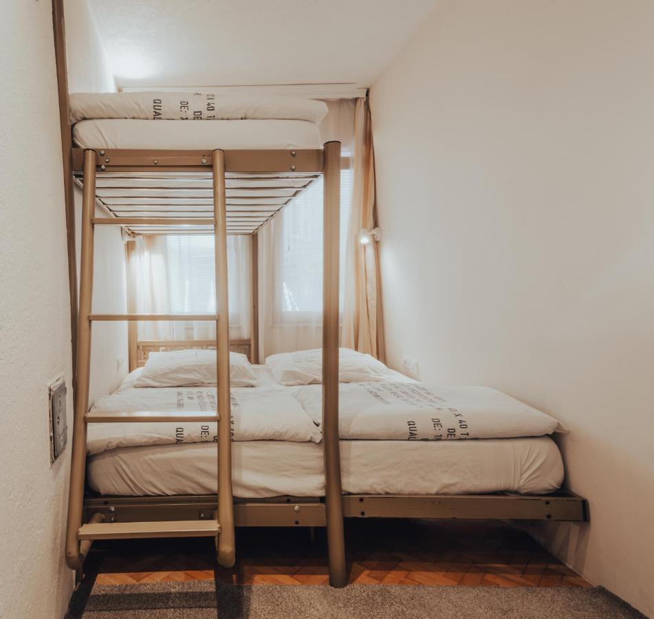 Oda Hostel Prishtine Bagian luar foto